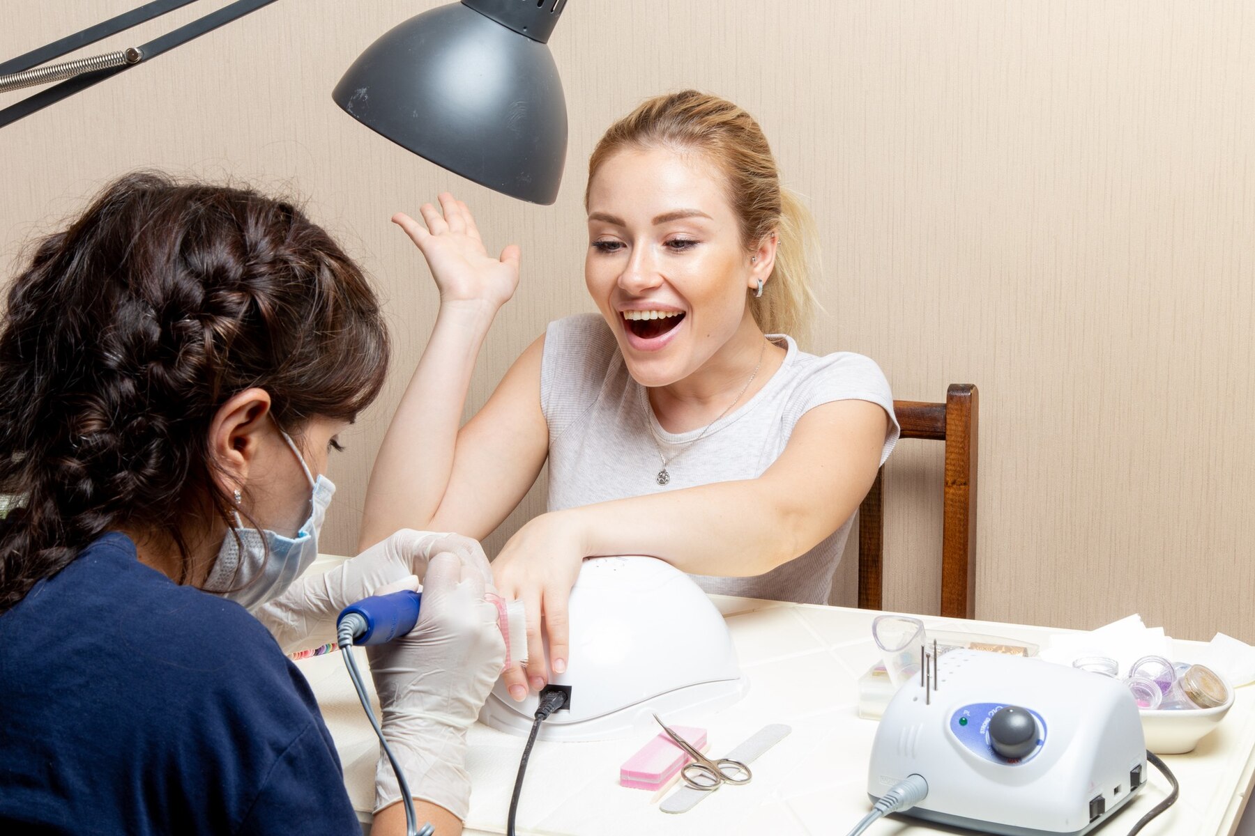 Làm nail tại Mỹ là nghề làm đẹp chuyên chăm sóc móng tay, móng chân, bao gồm cắt da, sơn móng, đắp bột và tạo kiểu nghệ thuật