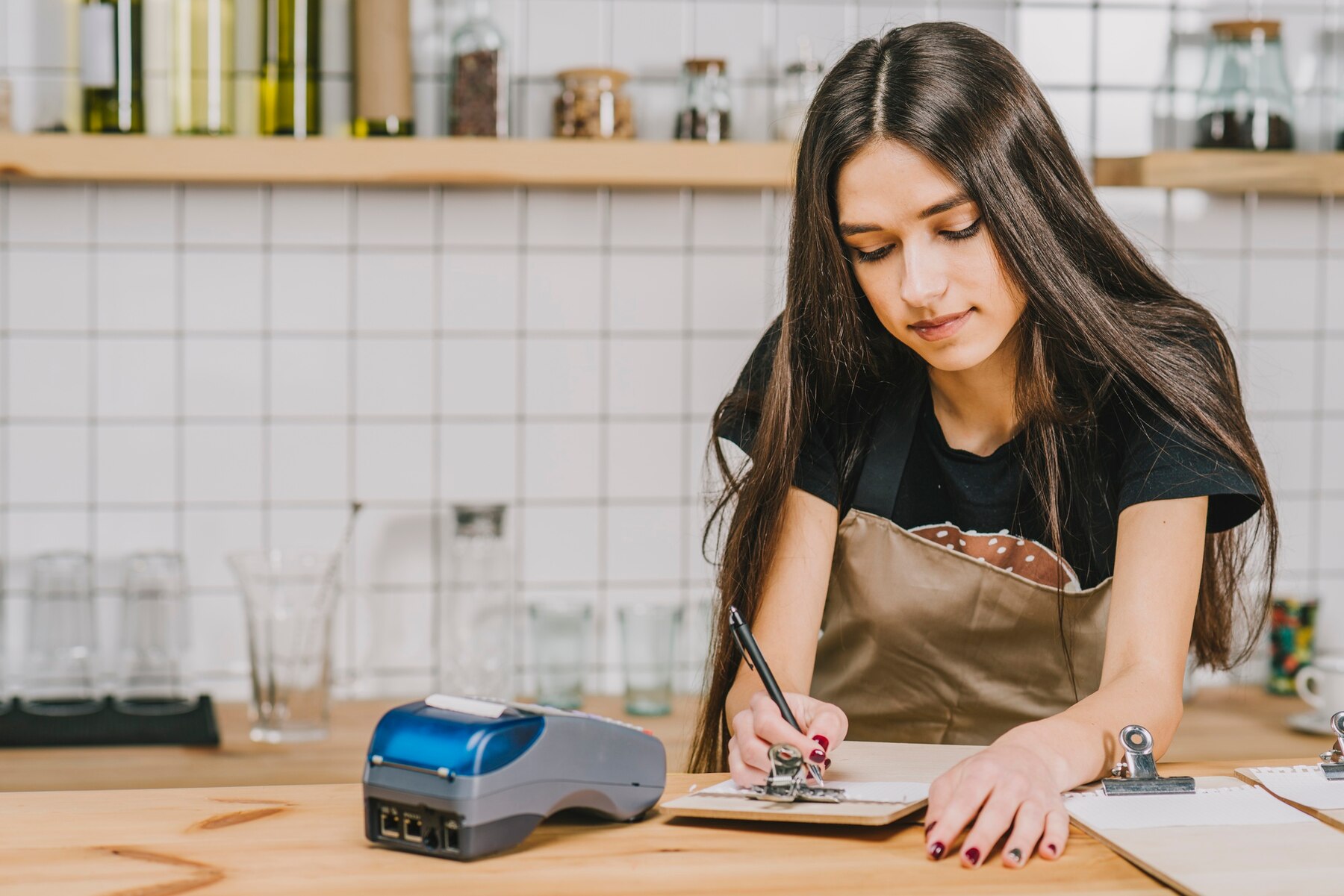  Máy cà thẻ rate thấp là thiết bị thanh toán sử dụng thẻ tín dụng hoặc thẻ ghi nợ, đi kèm với mức phí giao dịch thấp mà tiệm nail phải trả cho các công ty xử lý thanh toán.