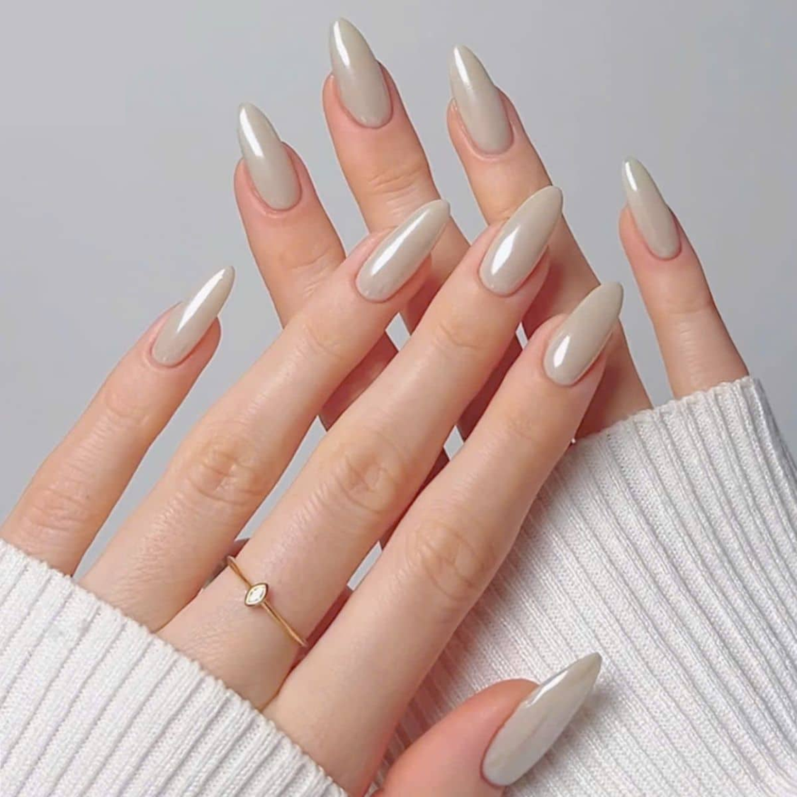 Xu hướng làm nail "Clean Girl" không chỉ phổ biến trong thời trang và trang điểm mà còn chiếm lĩnh thế giới nail tại Mỹ.