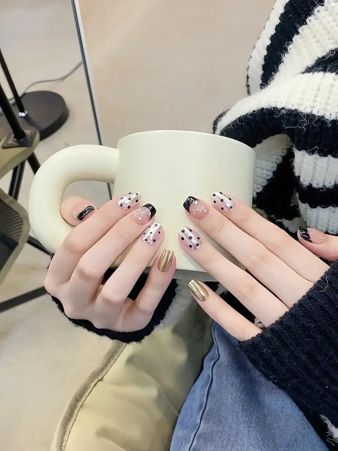 Chụp ảnh sản phẩm nail đẹp cho Instagram tại Mỹ thường diễn ra ngoài trời, tận dụng ánh sáng tự nhiên.