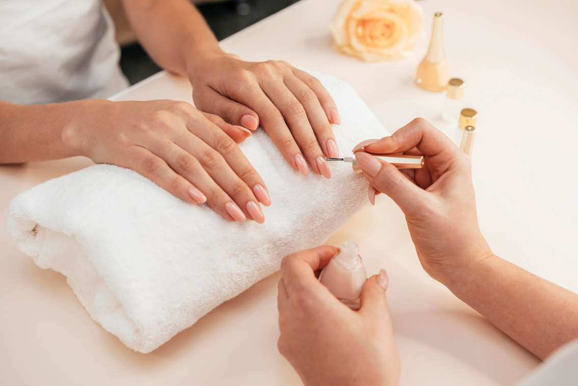 Ánh sáng là yếu tố không thể thiếu trong việc tạo môi trường làm việc hấp dẫn cho thợ nail